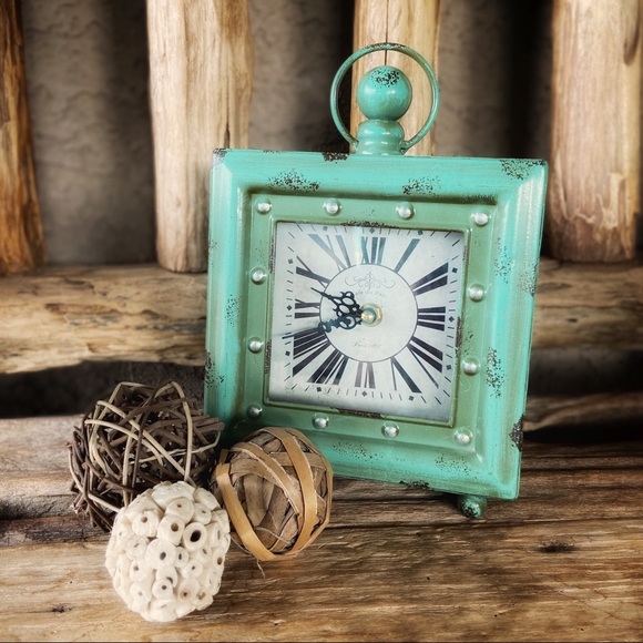 Other - ⭐️Beautiful Vintage Look Working Clock